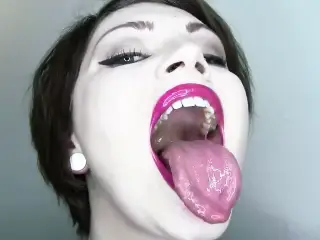 Long tongue Miss ViVi needs a facial.