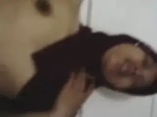 indonesian- cewek jilbab striptease 2