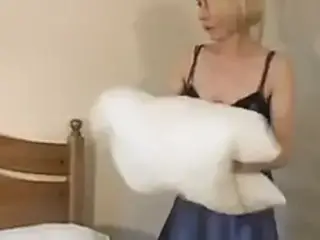 Sexy British Milf Wakes Up And Toys Her Pussy !