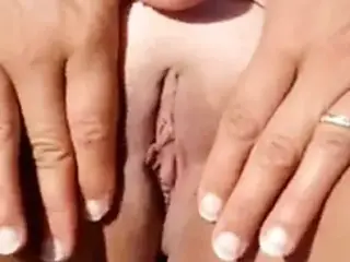 Unbekannte wichst ihre Moese am Strand