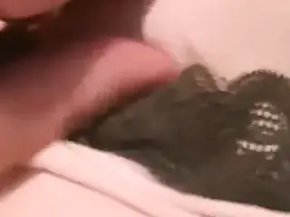 le me masturbe dans mes dessous avec une verge en feu