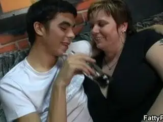 He screws fat chick in the pub