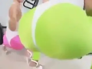 Amigas Culonas ejercitandose