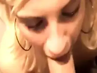 Blonde und ein Stengel