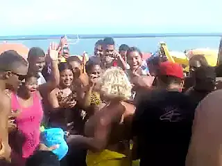 COROA SAFADA NA PRAIA