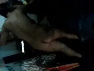 Limpiando desnuda