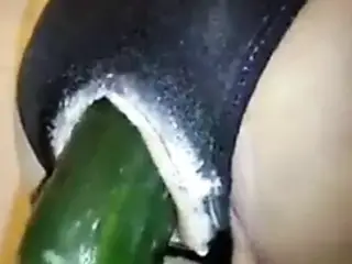 ereccion anal con pepino.