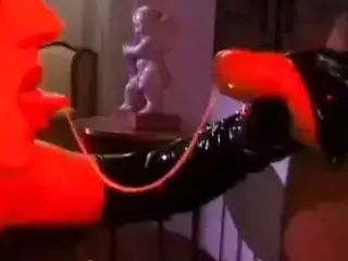 Latex Gloves gives a beautiful blowjob