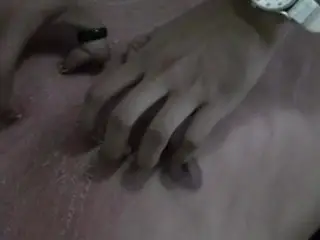 Slowly scratching will be completely destroyed his skin