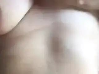 Novinha enfiando escova na bucetinha e cuzinho