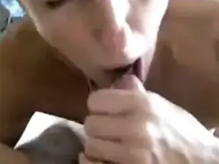 MILF giving a nice blowjob with good result