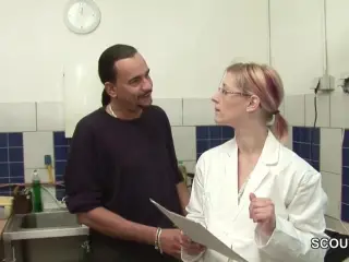 Chef fickt Azubi Teen wegen Gehalts auf Arbeit durch