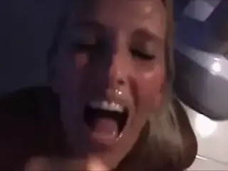 elle adore les ejacs faciales