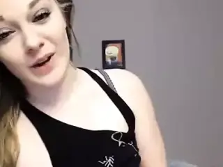 Sexy girl rubs and fingers pussy on cam