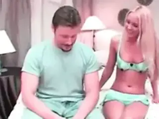 Razz- si tromba una stupenda biondina