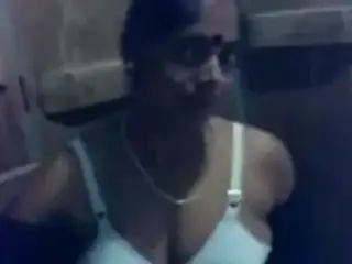 VILLAGE AUNTY SHOWING BOOBS