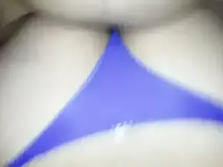 rociando leche a su cola