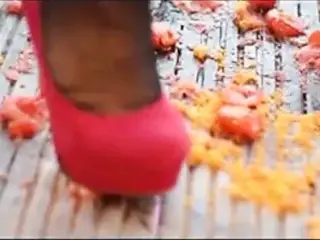 Saskia Squirts crushes food with high heels