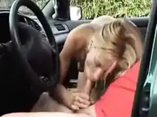 Guys gets a Blowjob in the Car