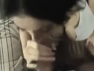 Felation d'une jolie brunette