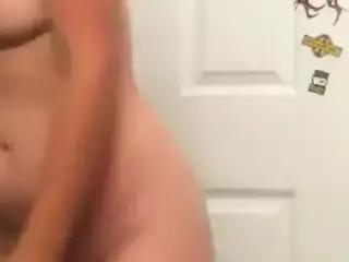 Loirinha mostrando o corpo