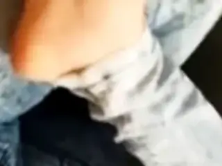 Cheirando o pezinho e lambendo