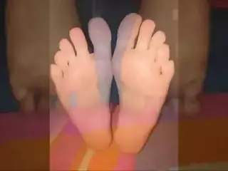 Maria moves her sexy (size 39) feet, part 3