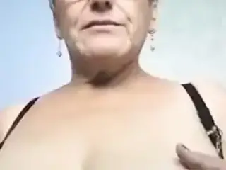 Mon amour me montre ses seins