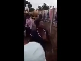 Zangada levanta a saia e mostra tudo