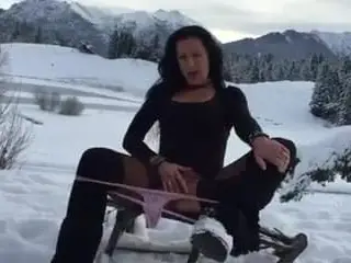 mijando na neve e provando o gostinho