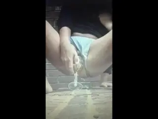 mijando no copo e bebendo