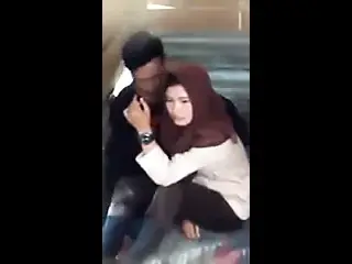 indonesian-ngintip jilbaber grepe dan ciuman