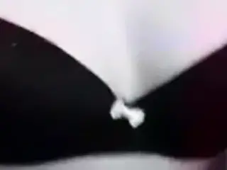 Die packt aus was in ihrem BH steckt