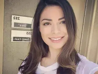 Miranda Cosgrove jerk off challenge