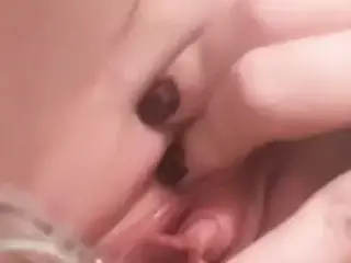 Peeing in own pussy with speculum