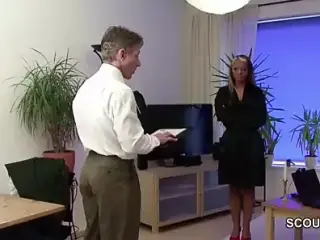 Geiles Teeny bezahlt Gerichtsvollzieher mit einem Fick 1