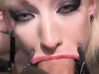 Stretched lips blowjob with pegs