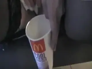 Drecksau sauft eigene Pisse bei McDonalds!
