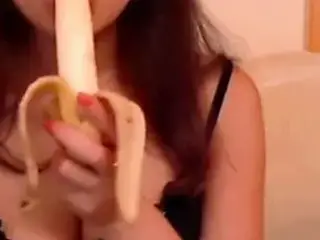 Guide How To Properly Eat A Banana