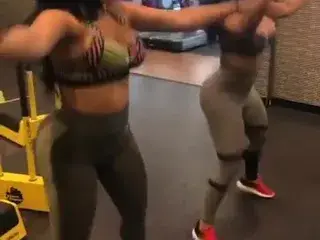 Dos culonas En el gimnasio