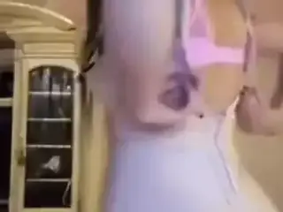 Une poufiasse espagnol superficiel montre son cul