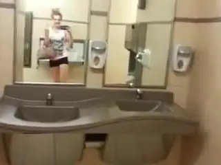 Haarige Pissnelke schifft im Walmart neben das Klo!