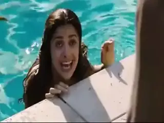 Salma Desnuda en piscina.mp4