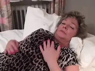 BIG BOOTY SOLO MATURE CHICK FUCKS HER HOT CUNT WITH A DILDO