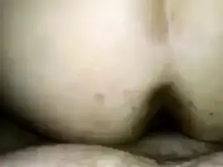 un couple jouit en levrette