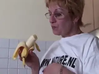 MATURE MABEL MASTURBATING