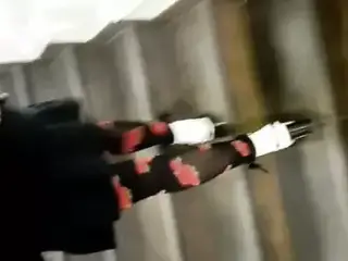 Mutti beim einkaufen in strumpfhose