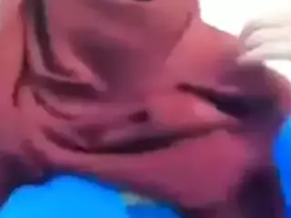Kopftuch Tussi zeigt ihr geiles Furz Arschloch