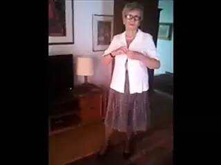 Mature wife gives a show