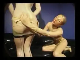 Bianca & Eve auf dem Gummi-Sofa